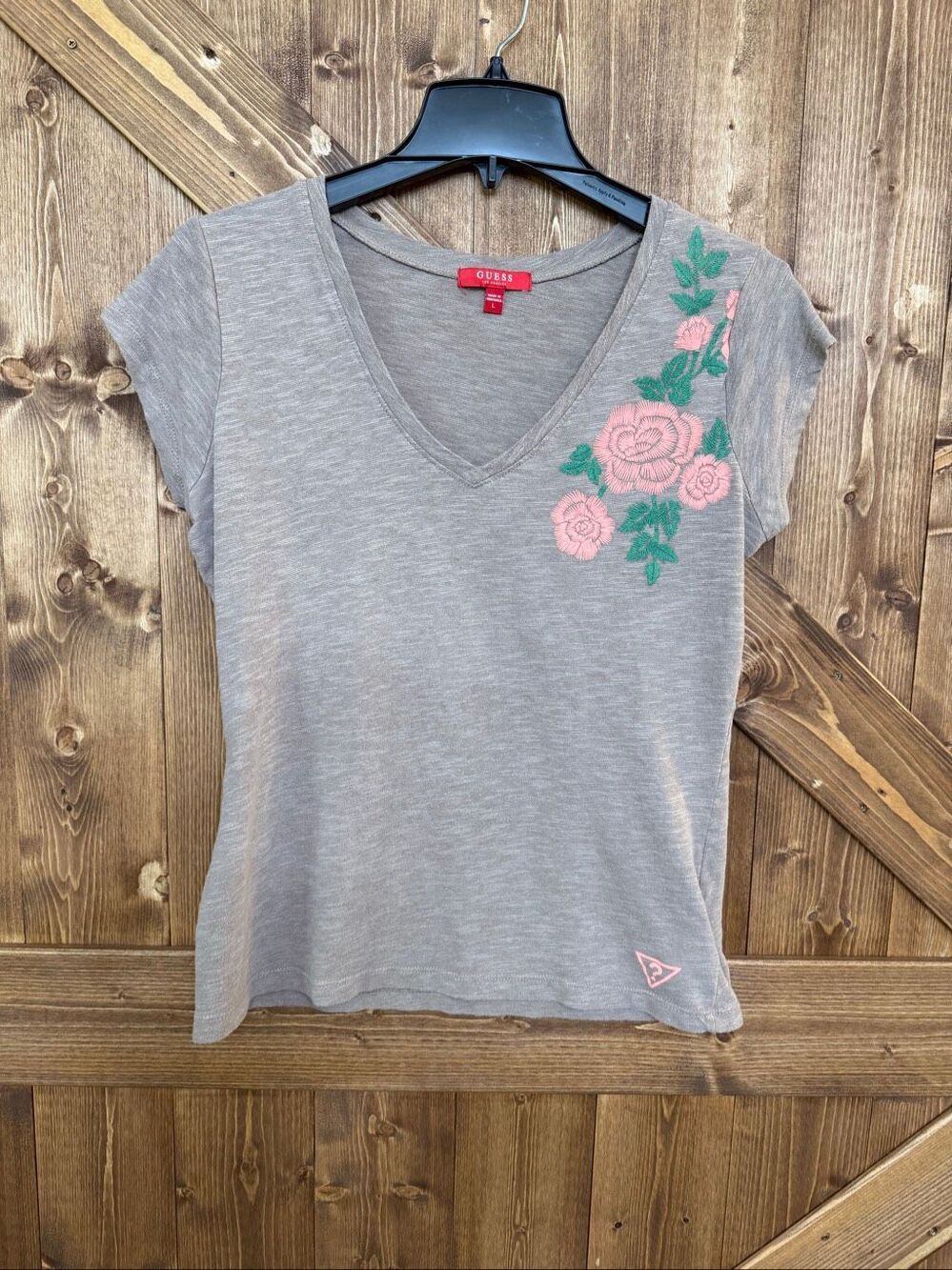 GUESS Women’s L Gray V Neck T Shirt Pink Floral Embroidered Short Sleeve (9332)